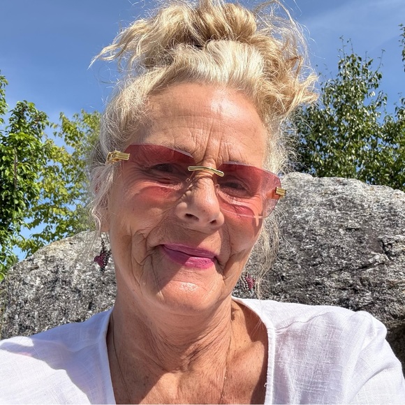 Meet your Posher, Lori - Picture 2 of 2